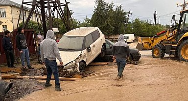 Gürcistan'da şiddetli yağış: Evleri ve bahçeleri sular bastı, araçlar hasar gördü