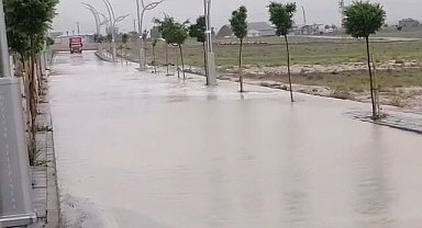 Gürpınar'da sağanak sonrası su taşkınları meydana geldi