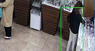 Güvenlik kameralarına baka baka kol saatini çaldı