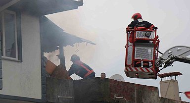 Güvercin kümeslerinde çıkan yangın eve de sıçradı