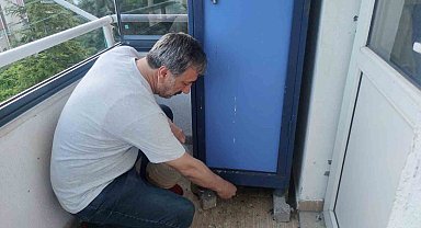 Güvercinin yuva yaptığı balkonu kullanmayı bıraktı