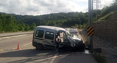 Hafif ticari araç direğe çarptı: 1 ölü, 1 yaralı