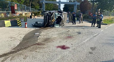 Hafif ticari araç takla attı: 2 ağır yaralı