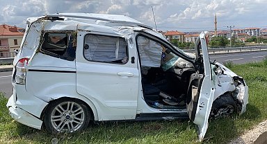 Hafif ticari araç tıra arkadan çarptı: 2 yaralı