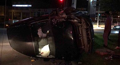 Hafif ticari araç yan yattı, emniyet kemeri hayat kurtardı