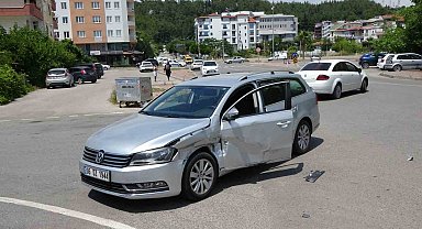 Hafif ticari araçla otomobil çarpıştı: 1 yaralı