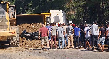 Hafriyat yüklü kamyon minibüsün üzerine devrildi: 1 ölü, 2 yaralı