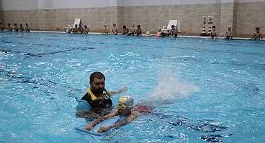 Haliliye'de çocuklar yüzme öğreniyor