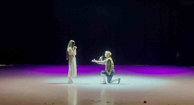 Halk oyunları gösterisinde unutulmayacak evlilik teklifi