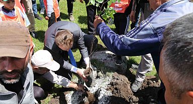Hanak'ta 600 fidan toprakla buluşturuldu