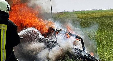 Hareket halindeki otomobil alev alev yandı