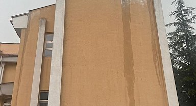 Hastane çatısına düşen yıldırım paniğe neden oldu