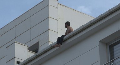 Hastanenin 5. katında intihara kalkışan şahsı polis ikna ederek aşağı indirdi