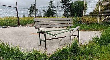 Hastanenin önündeki bank vandalların hedefi oldu