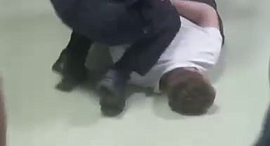 Hastaneyi birbirine katan alkollü şahsı polis böyle etkisiz hale getirdi