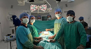 Hastanın mesanesinden 11 santim büyüklüğünde iki büyük taş ameliyatla alındı