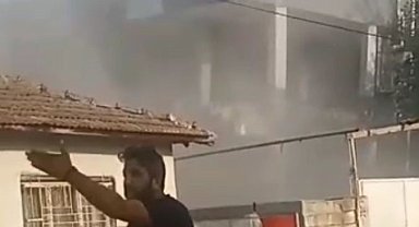 Hatay'da ağır hasarlı 3 katlı binanın zemin katı çöktü