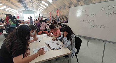 Hatay'da depremi kapı dışında bırakıp, umutlarını kaleme taşıdılar