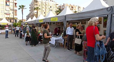 Hatay'da iş yerleri yıkılan esnaf, Mersin'de açılan stantlarla ayakta kalıyor