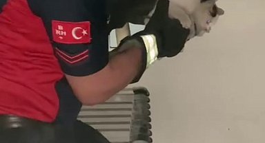 Havalandırma boşluğuna düştü, duvar kırılarak kurtarıldı