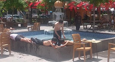 Havalardan bunalan çocuklar süs havuzuna girdi