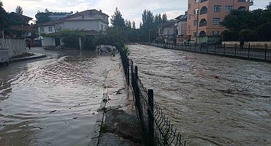 Havza'da dere taştı, ilçede sel anonsları yapılamaya başlandı