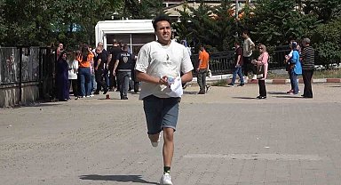 Hayaller iki dakikada yıkıldı, geç kalan genç sınava alınmadı