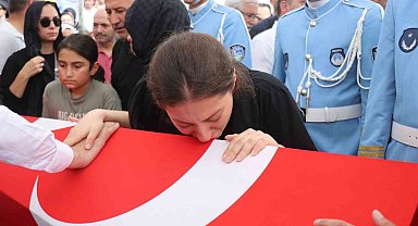 Hayatını kaybeden belediye başkanının töreninde gözyaşları sel oldu