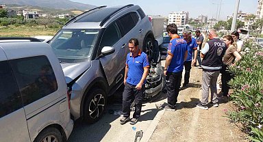 Hayrete düşüren kaza, cip otomobilin üzerine kaldı