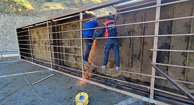 Hayvan yüklü tır devrildi: 1 ölü, 1 yaralı