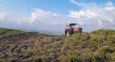Hazineye ait arazide yol açarken yakalandılar