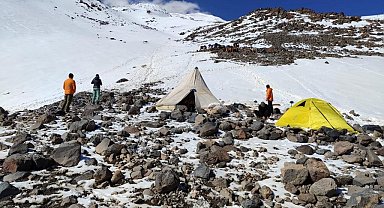 Haziranda da zirvesi beyazla kaplı olan Ağrı Dağı dağcıları ağırladı