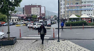 Hazırlıksız yakalandılar, yağmurdan korunmaya çalıştılar