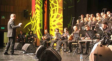 Hekimlerden depremzedelere Türk müziği konseri