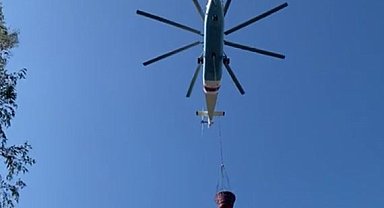 Helikopterin soğutma çalışmasını çeken muhabirler tonlarca suyun altında kalıyordu