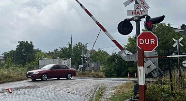 Hemzemin geçitte kapanmayan bariyer tehlike saçıyor