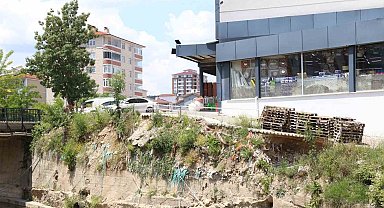 Her gün onlarca çocuğun kullandığı yol tehlike saçıyor