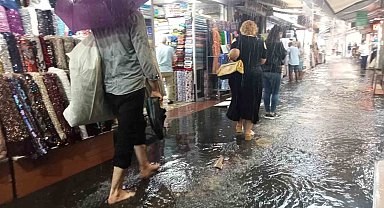 Her yağmurda olduğu gibi İzmir'i yine sağanak vurdu