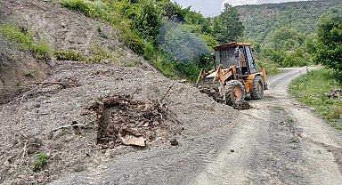 Heyelan sebebiyle zarar gören köy yolları açıldı
