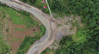 Heyelandan hasar gören yollar onarılıyor