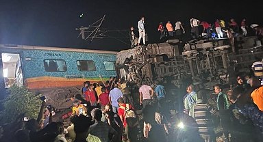 Hindistan'da tren kazası: 50 ölü, 350 yaralı