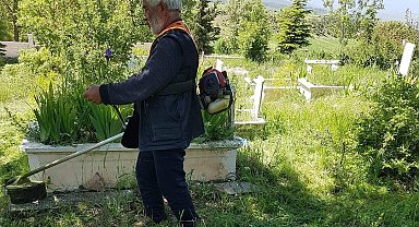 Hisarcık'ın Karbasan köyünde gönüllülerden mezarlık temizliği