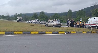 Hurdaya dönen otomobildeki 5 kişi yaralandı