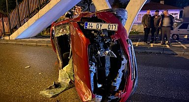 Hurdaya dönen otomobilin içinden çıkarak olay yerinden kaçtı