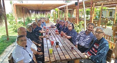 Huzurevi sakinleri çilek topladı