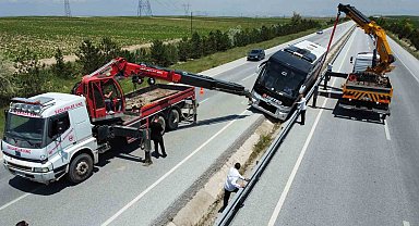 İçerisinde 25 yolcusu bulunan otobüs orta refüje girip bariyerlere çarptı