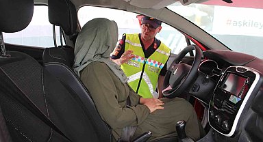 Iğdır'da Jandarma Mobil Eğitim Tırı ve Emniyet Kemeri Simülasyon Aracı ile Uygulamalı Trafik Eğitimi