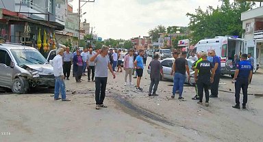 İki araç kafa kafaya çarpıştı: 4 yaralı