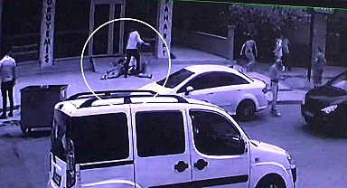 İki grubun kavgası kamerada: Yerlerde süründüler