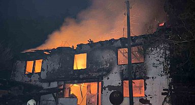 İki katlı ahşap evde yangın çıktı